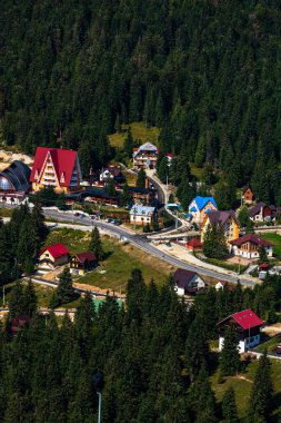 Romanya 'nın Bihor kentindeki bir dağ beldesinin yukarıdan görüntüsü, 2021