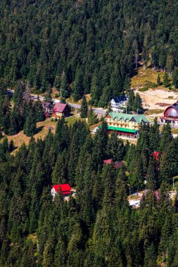 Romanya 'nın Bihor kentindeki bir dağ beldesinin yukarıdan görüntüsü, 2021