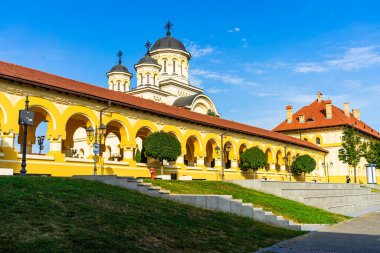 Romanya 'nın Alba Iulia kentinde güneşli bir günde Ortodoks Katedrali manzarası, 2021