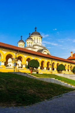 Romanya 'nın Alba Iulia kentinde güneşli bir günde Ortodoks Katedrali manzarası, 2021