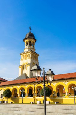 Romanya 'nın Alba Iulia kentinde güneşli bir günde Ortodoks Katedrali manzarası, 2021