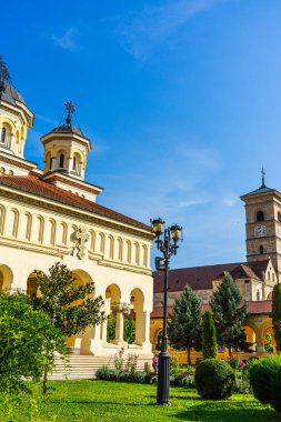 Romanya 'nın Alba Iulia kentinde güneşli bir günde Ortodoks ve Katolik katedrali manzarası
