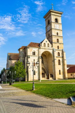 Romanya 'nın Alba Iulia kentindeki güneşli bir günde katolik katedralin manzarası, 2021
