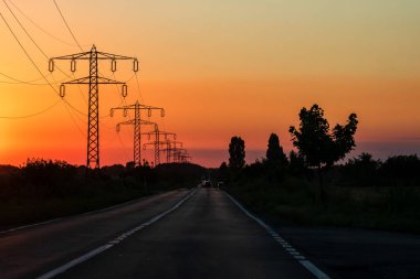 Elektrik direği, günbatımında elektrik kulesi.