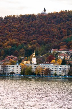 Tuna nehri ve Orsova şehir bitki örtüsü ve binaları, deniz manzarası. Orsova, Romanya, 2021