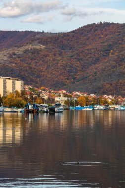 Tuna nehri ve Orsova şehri, deniz manzarası. Orsova, Romanya, 2020
