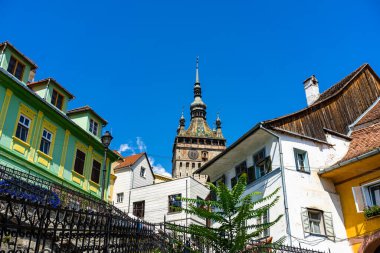 Sighisoara şehrinin ortaçağ güçlendirilmiş kalesi ve ünlü Saat Kulesi