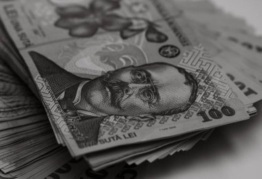 Seçici olarak bir yığın LEI Romen parasına odaklan. İzole edilmiş banknotlar..