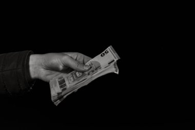 Avro paralarını saymak ve göstermek ya da para vermek. Dünya para kavramı, 50 EURO banknotları siyah üzerine izole edilmiş fotokopi alanı. Zengin insanlar kavramı, para biriktirmek ya da harcamak