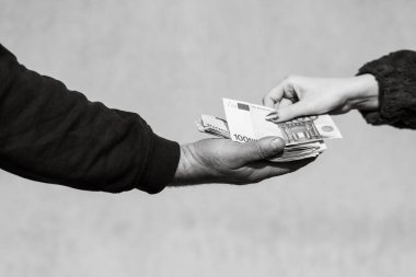 Rüşvet, bahşiş ya da maaşlı izole edilmiş, sıkı çalışan, avro banknotları alan el çabukluğu gibi. Para transferi ve sıkı çalışma ödülü.