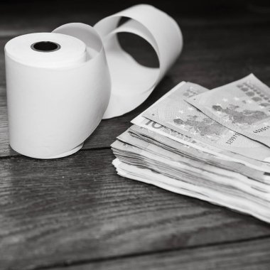 Yazar kasa bandı ve para masanın üstünde. Tasarruf planlama, harcama parası veya iş konsepti.