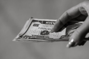 USD banknotlarının detaylarına özen göster. Amerika Birleşik Devletleri banknotlarını saymak ya da vermek. Dünya para kavramı, enflasyon ve ekonomi kavramı