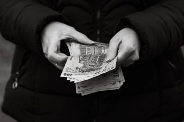 LEI banknotlarının detaylarına özen göster. Rumen LEI banknotları saymak veya vermek. Dünya para kavramı, enflasyon ve ekonomi kavramı