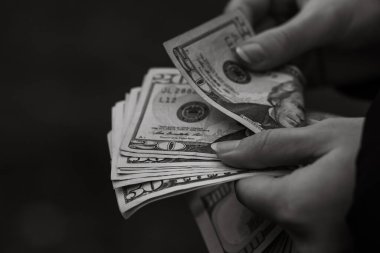 USD banknotlarının detaylarına özen göster. Amerika Birleşik Devletleri banknotlarını saymak ya da vermek. Dünya para kavramı, enflasyon ve ekonomi kavramı