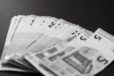 Masada bulanık para, siyah masada EURO. İş konsepti para yığını