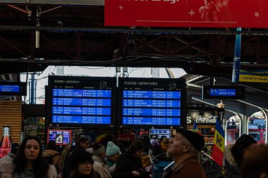 Bükreş, Romanya 'daki Bükreş Kuzey Tren İstasyonu' nda (Gara de Nord) trene binen ve inen insanlar, 2023