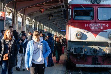 Bükreş, Romanya 'daki Bükreş Kuzey Tren İstasyonu' nda (Gara de Nord) trene binen ve inen insanlar, 2023