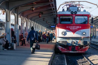 Bükreş, Romanya 'daki Bükreş Kuzey Tren İstasyonu' nda (Gara de Nord) trene binen ve inen insanlar, 2023