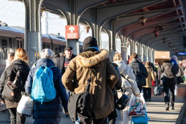 Bükreş, Romanya 'daki Bükreş Kuzey Tren İstasyonu' nda (Gara de Nord) trene binen ve inen insanlar, 2023
