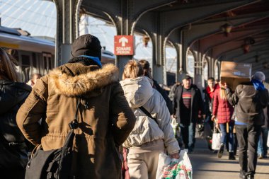 Bükreş, Romanya 'daki Bükreş Kuzey Tren İstasyonu' nda (Gara de Nord) trene binen ve inen insanlar, 2023