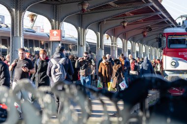 Bükreş, Romanya 'daki Bükreş Kuzey Tren İstasyonu' nda (Gara de Nord) trene binen ve inen insanlar, 2023