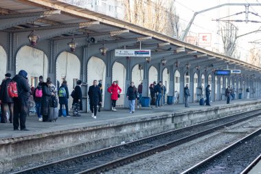Bükreş, Romanya 'daki Bükreş Kuzey Tren İstasyonu' nda (Gara de Nord) trene binen ve inen insanlar, 2023