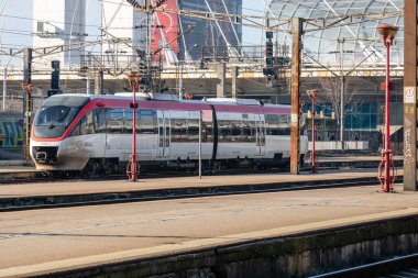 Tren hareket halinde ya da tren istasyonunda (Gara de Nord). Tren taşıma altyapısı. Bükreş, Romanya, 2023