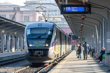 Tren hareket halinde ya da tren istasyonunda (Gara de Nord). Tren taşıma altyapısı. Bükreş, Romanya, 2023