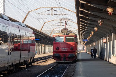 Tren hareket halinde ya da tren istasyonunda (Gara de Nord). Tren taşıma altyapısı. Bükreş, Romanya, 2023