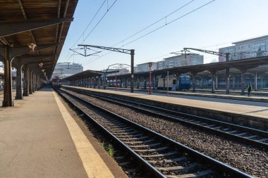 Tren hareket halinde ya da tren istasyonunda (Gara de Nord). Tren taşıma altyapısı. Bükreş, Romanya, 2023