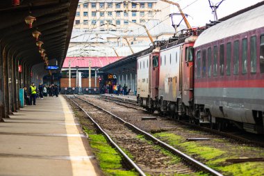 Bükreş, Romanya 'daki Bükreş (Gara de Nord Bükreş) tren istasyonunda ya da hareket halindeki tren platformunda 2022