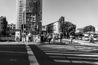 Araba trafiği, kirlilik, trafik sıkışıklığı şehir merkezi Bükreş, Romanya, 2023