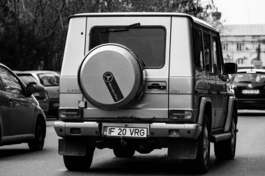 Araba trafiği, kirlilik, trafik sıkışıklığı şehir merkezi Bükreş, Romanya, 2023