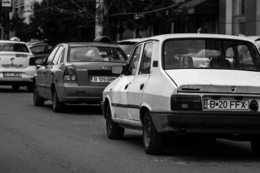 Araba trafiği, kirlilik, trafik sıkışıklığı şehir merkezi Bükreş, Romanya, 2023