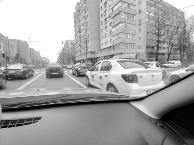 Araba trafiği, kirlilik, trafik sıkışıklığı şehir merkezi Bükreş, Romanya, 2023