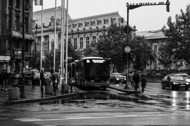 Araba trafiği, kirlilik, trafik sıkışıklığı şehir merkezi Bükreş, Romanya, 2023