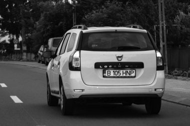 Araba trafiği, kirlilik, trafik sıkışıklığı şehir merkezi Bükreş, Romanya, 2023