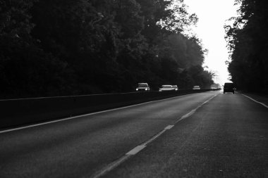 Araba trafiği, kirlilik, trafik sıkışıklığı şehir merkezi Bükreş, Romanya, 2023