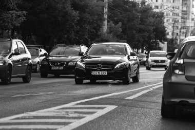 Araba trafiği, kirlilik, trafik sıkışıklığı şehir merkezi Bükreş, Romanya, 2023