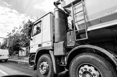 Araba trafiği, kirlilik, trafik sıkışıklığı şehir merkezi Bükreş, Romanya, 2023