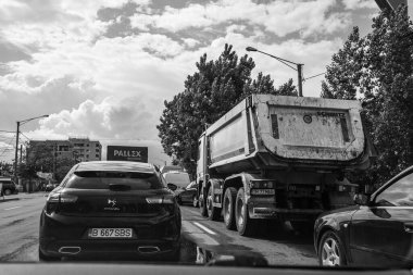 Araba trafiği, kirlilik, trafik sıkışıklığı şehir merkezi Bükreş, Romanya, 2023