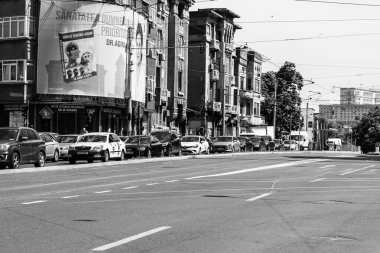 Araba trafiği, kirlilik, trafik sıkışıklığı şehir merkezi Bükreş, Romanya, 2023