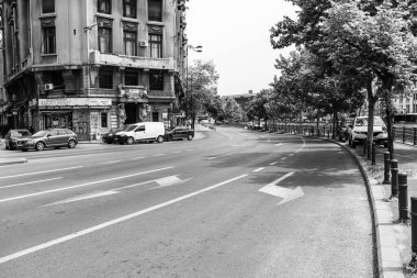 Araba trafiği, kirlilik, trafik sıkışıklığı şehir merkezi Bükreş, Romanya, 2023