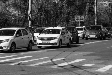 Araba trafiği, kirlilik, trafik sıkışıklığı şehir merkezi Bükreş, Romanya, 2023