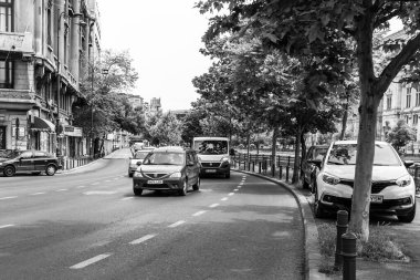 Araba trafiği, kirlilik, trafik sıkışıklığı şehir merkezi Bükreş, Romanya, 2023