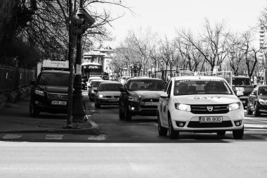 Araba trafiği, kirlilik, trafik sıkışıklığı şehir merkezi Bükreş, Romanya, 2023