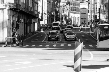 Araba trafiği, kirlilik, trafik sıkışıklığı şehir merkezi Bükreş, Romanya, 2023