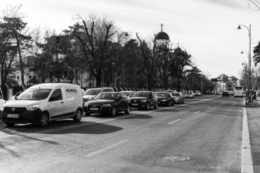 Araba trafiği, kirlilik, trafik sıkışıklığı şehir merkezi Bükreş, Romanya, 2023
