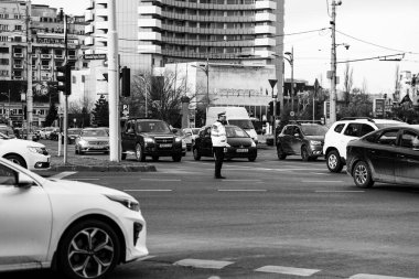 Araba trafiği, kirlilik, trafik sıkışıklığı şehir merkezi Bükreş, Romanya, 2023