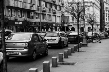 Araba trafiği, kirlilik, trafik sıkışıklığı şehir merkezi Bükreş, Romanya, 2023